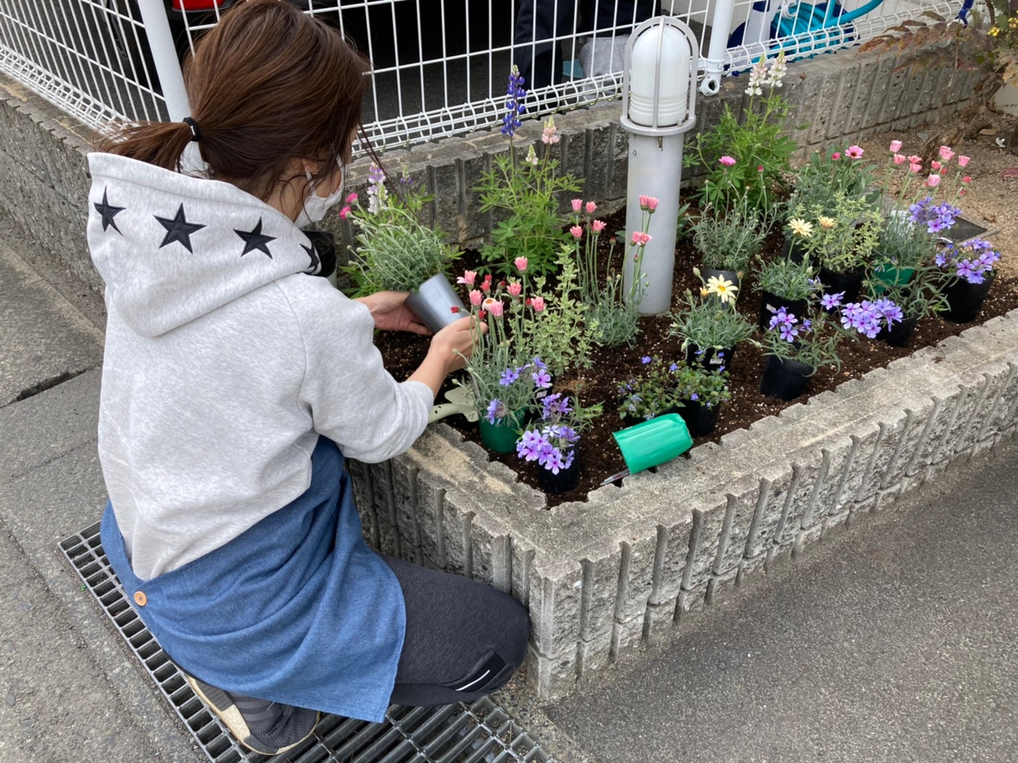 お家の塗り替え専門店　お花を植えました